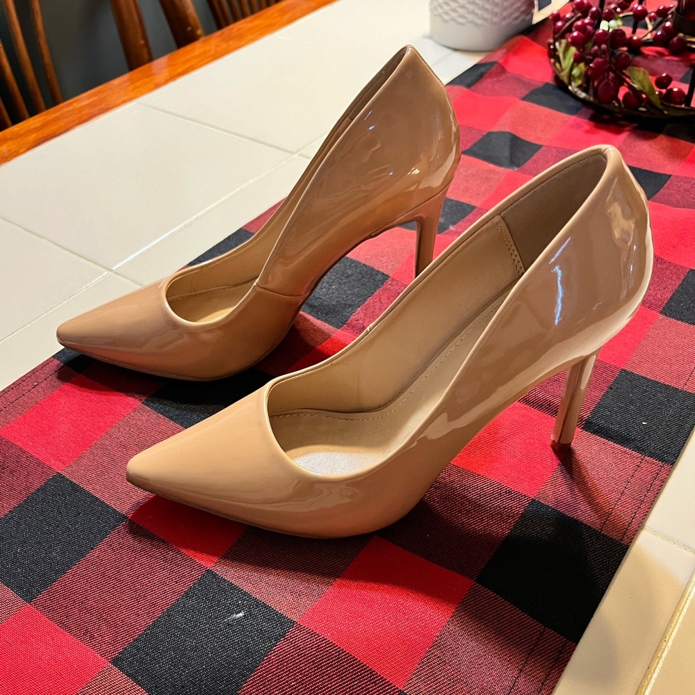 Women’s size 7.5 tan pointed toe heels